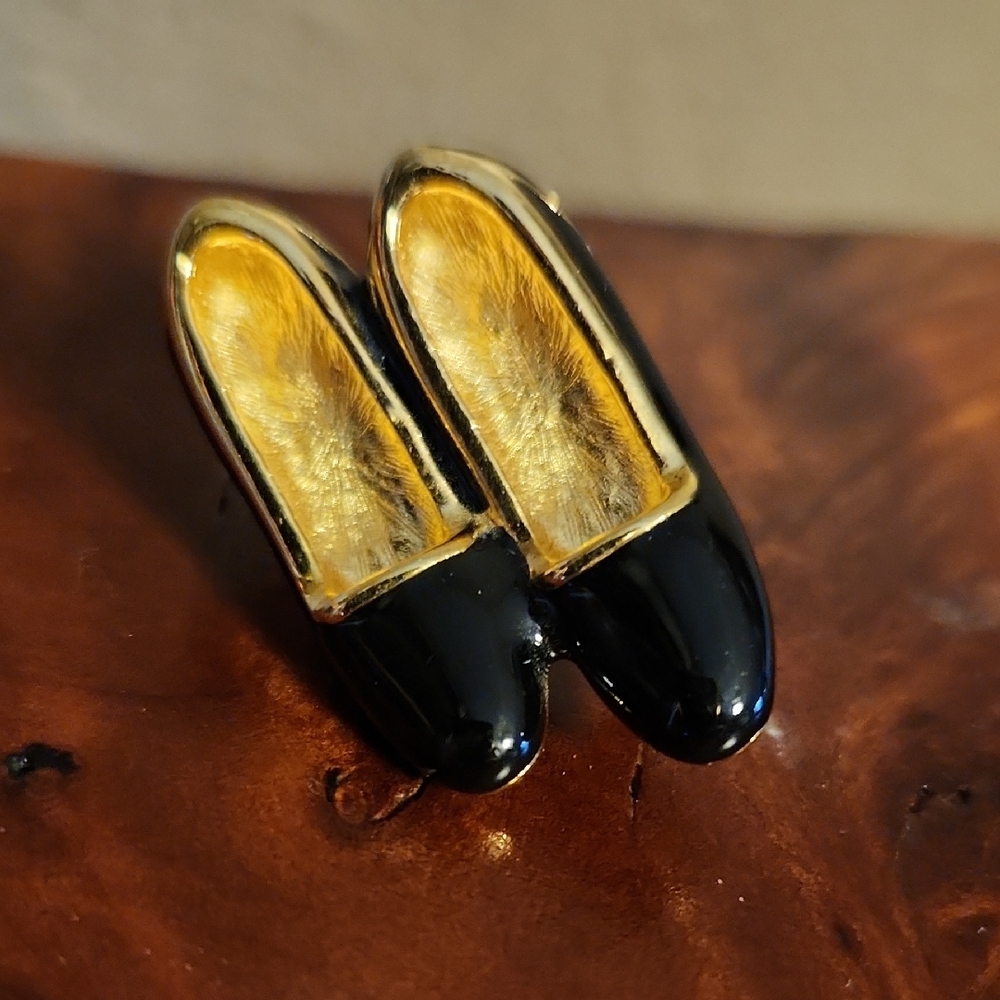 Signed Shoe Brooch, Korean? EUC